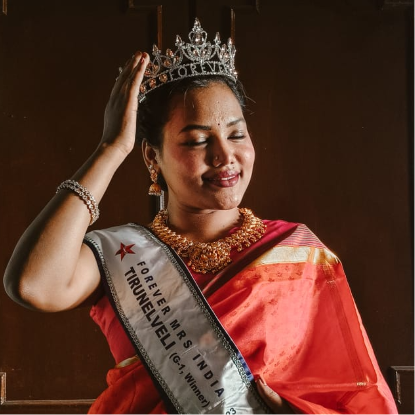 Shmirti Won Mrs Tirunelveli 2023 Crown