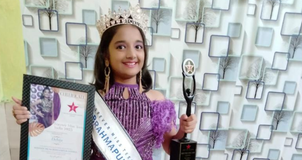 Debija Won Miss Teen Berhampur 2023 Crown